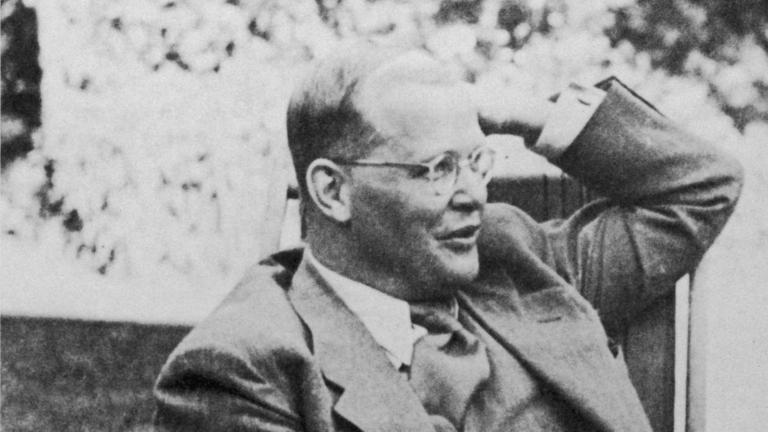 Schwarz-Weiß-Aufnahme des Theologen und Widerstandskämpfers Dietrich Bonhoeffer mit Anzug und Weste. Schwarz-Weiß-Aufnahme des Theologen und Widerstandskämpfers Dietrich Bonhoeffer mit Anzug und Weste.