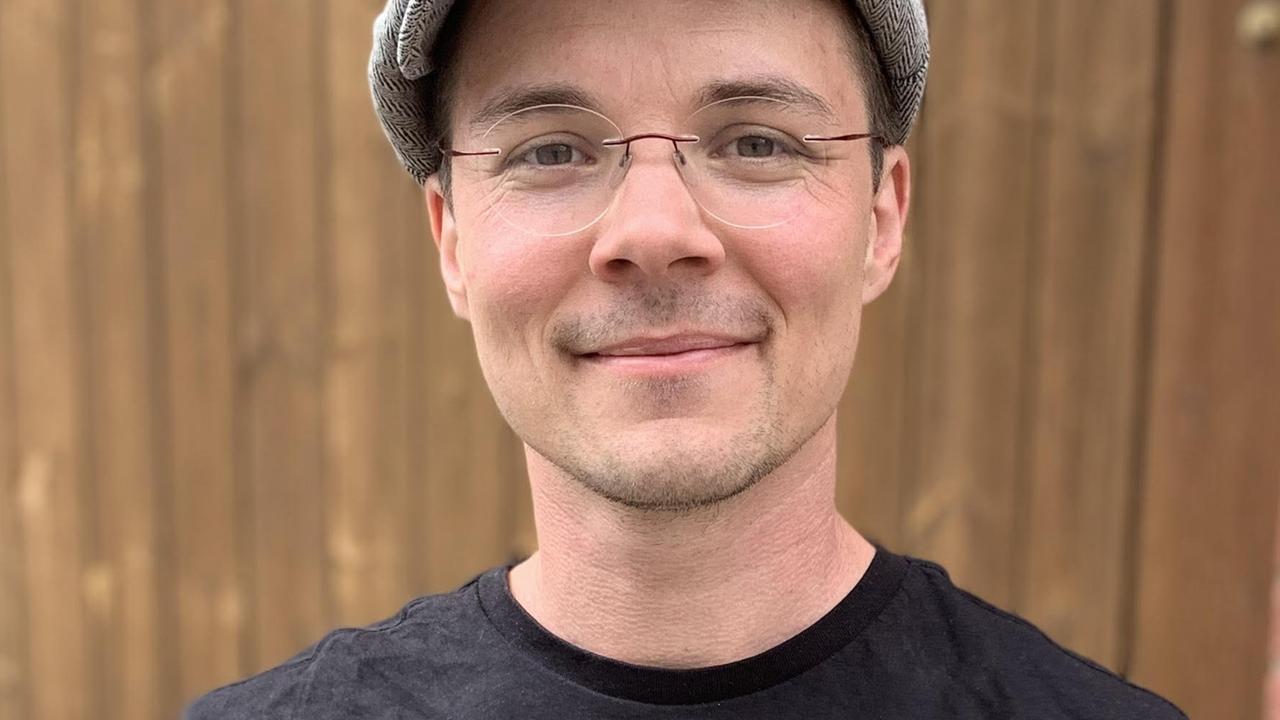 Julian Heigel steht vor einem Tor und schaut freundlich in die Kamera Julian Heigel steht vor einem Tor und schaut freundlich in die Kamera