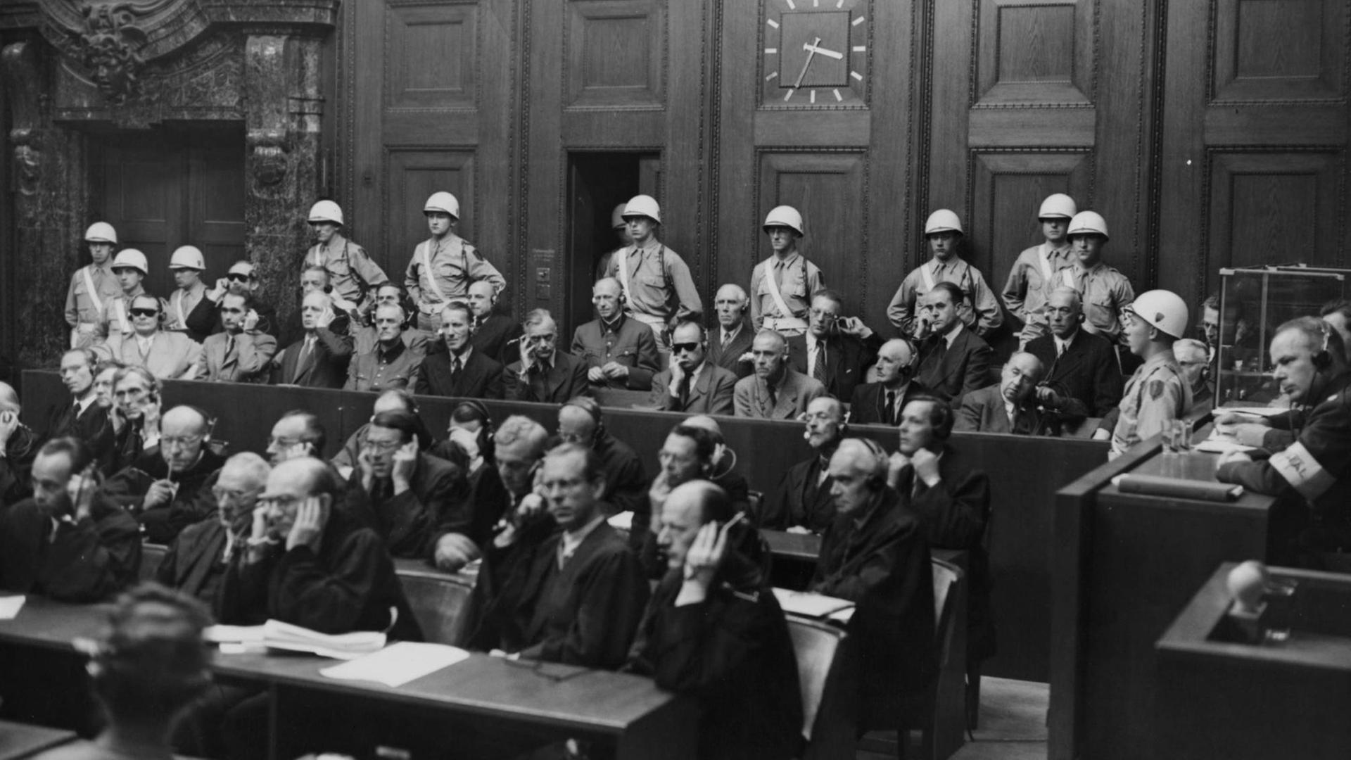 Schwarz-Weiß-Bild der Anklagebank im Saal 600 mit den Hauptkriegsverbrechern. Schwarz-Weiß-Bild der Anklagebank im Saal 600 mit den Hauptkriegsverbrechern.