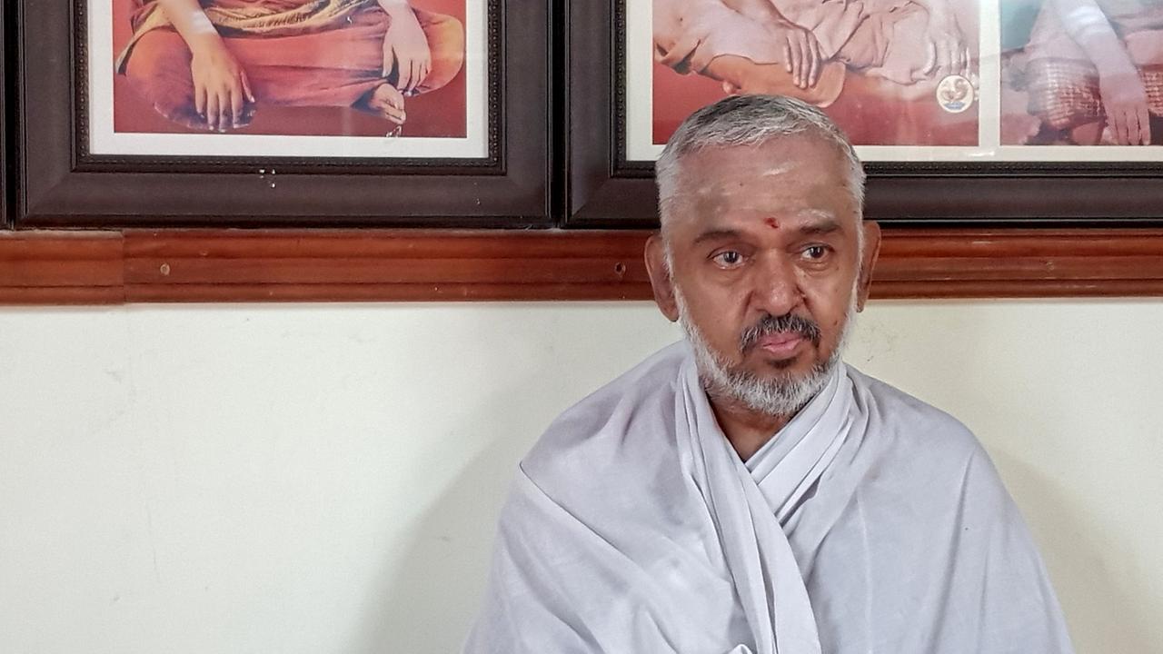 Porträt von Subramanian Iyer, der Direktor des Shri Adi Shankara Tempels in Kalady im Süden Indiens, ist in ein weißes Tuch gehüllt.