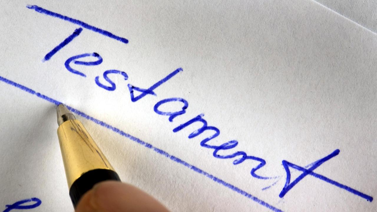 Das Wort Testament wird mit einem Kugelschreiber auf ein Blatt Papier geschrieben. Das Wort Testament wird mit einem Kugelschreiber auf ein Blatt Papier geschrieben.