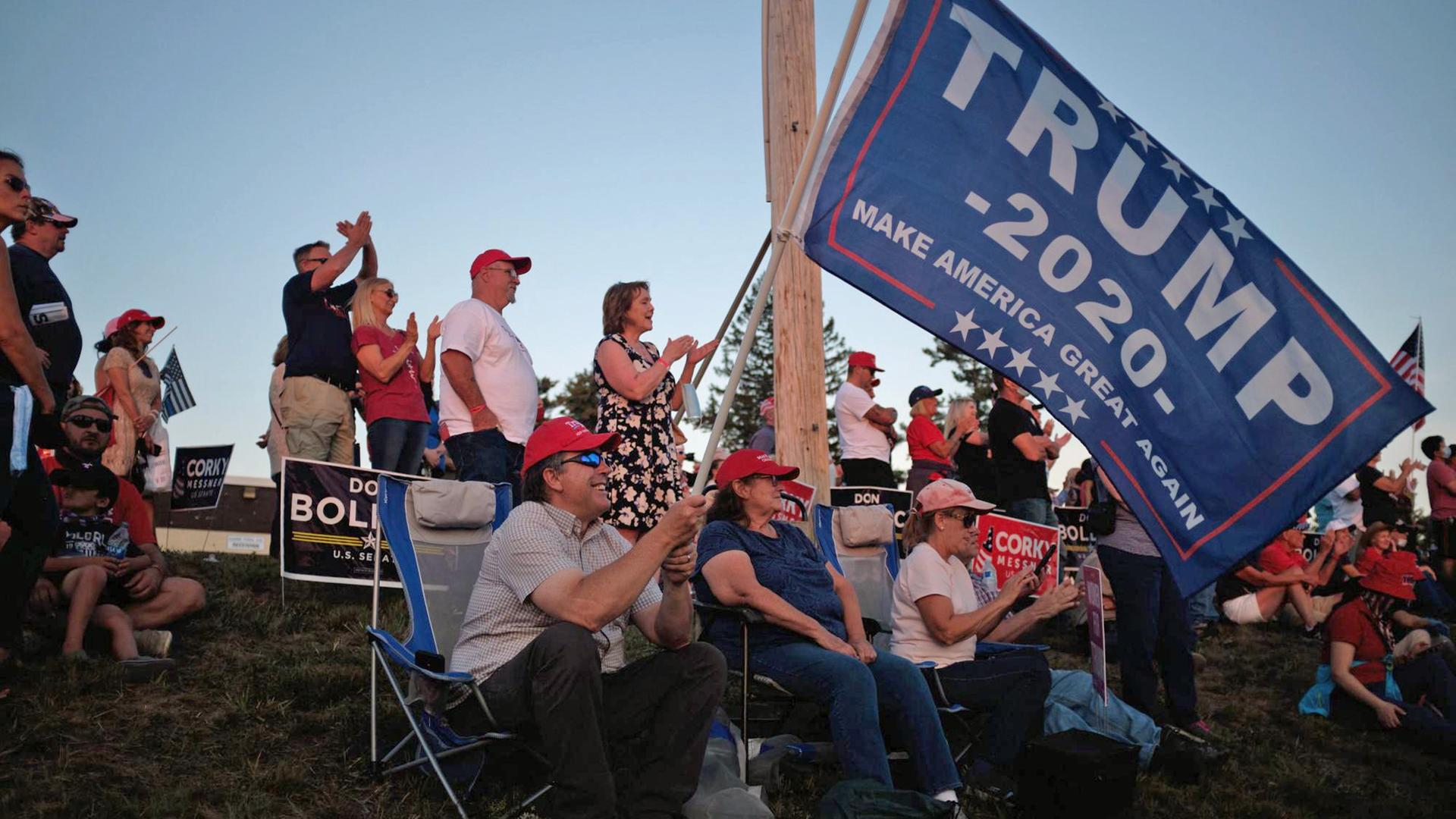 Trump-Anhänger in New Hampshire mit Wahlkampf-Flaggen Trump-Anhänger in New Hampshire mit Wahlkampf-Flaggen