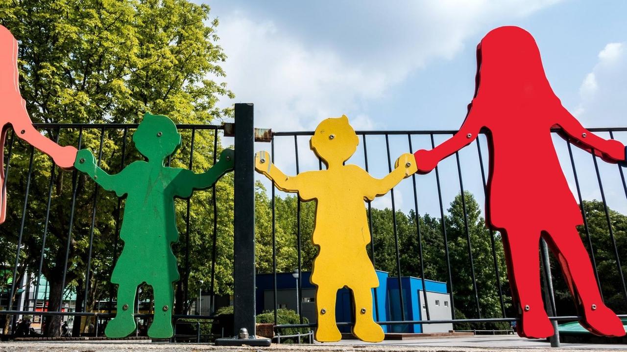Bunte Figuren an einem Kinderspielplatz. Bunte Figuren an einem Kinderspielplatz.