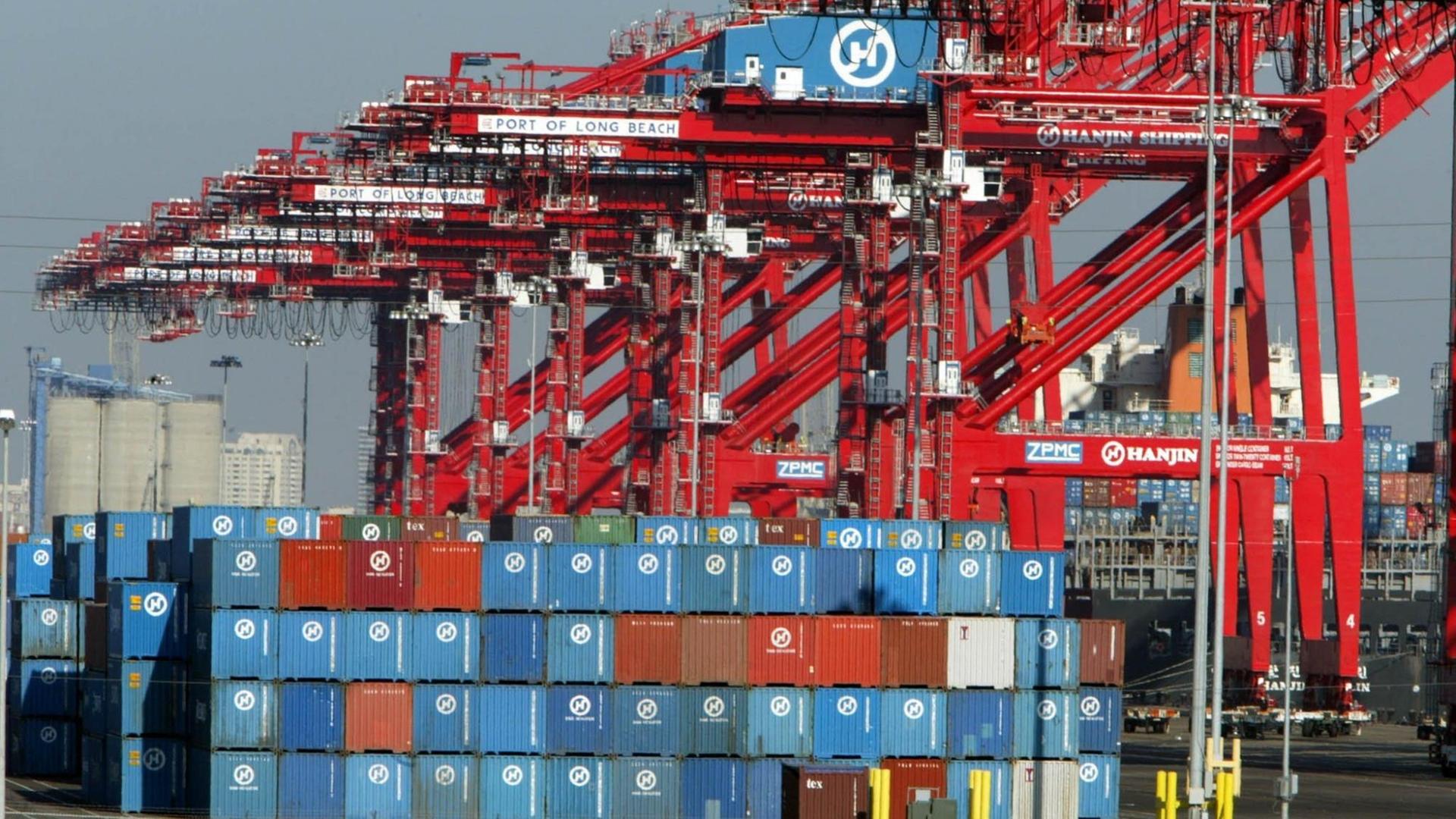 Container im Hafen von Long Beach in Kalifornien warten auf ihre Abfertigung