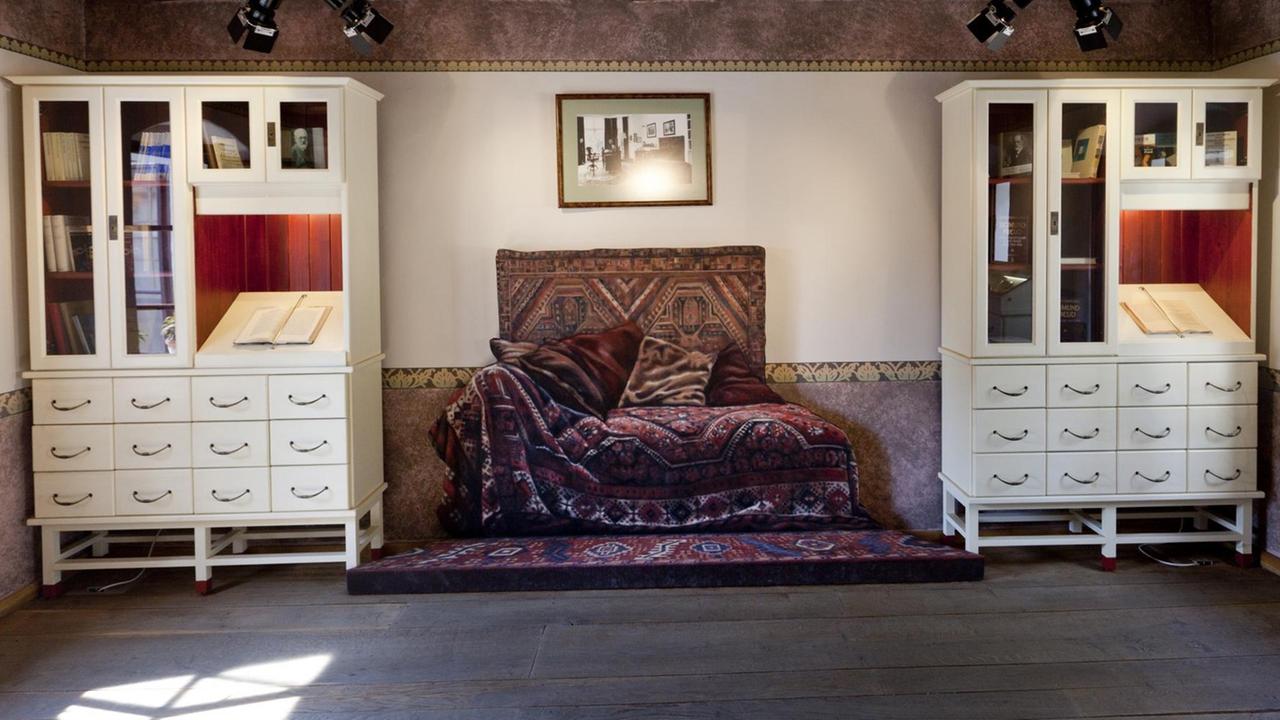 Modell von Sigmund Freuds Couch in seinem Geburtshaus in Pribor