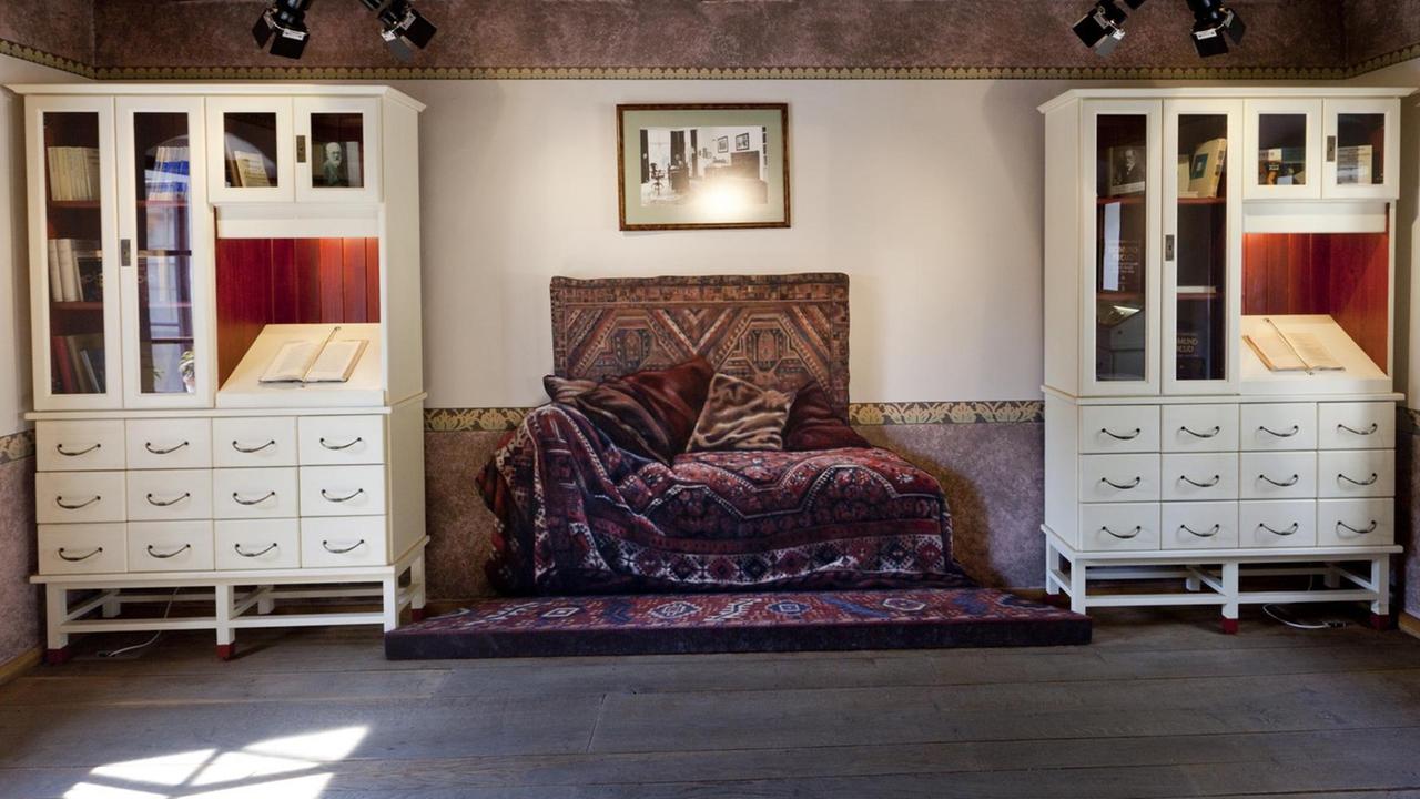 Modell von Sigmund Freuds Couch in seinem Geburtshaus in Pribor Modell von Sigmund Freuds Couch in seinem Geburtshaus in Pribor