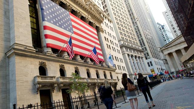 Blick auf die New Yorker Börse mit großer US-Flagge an der Fassade