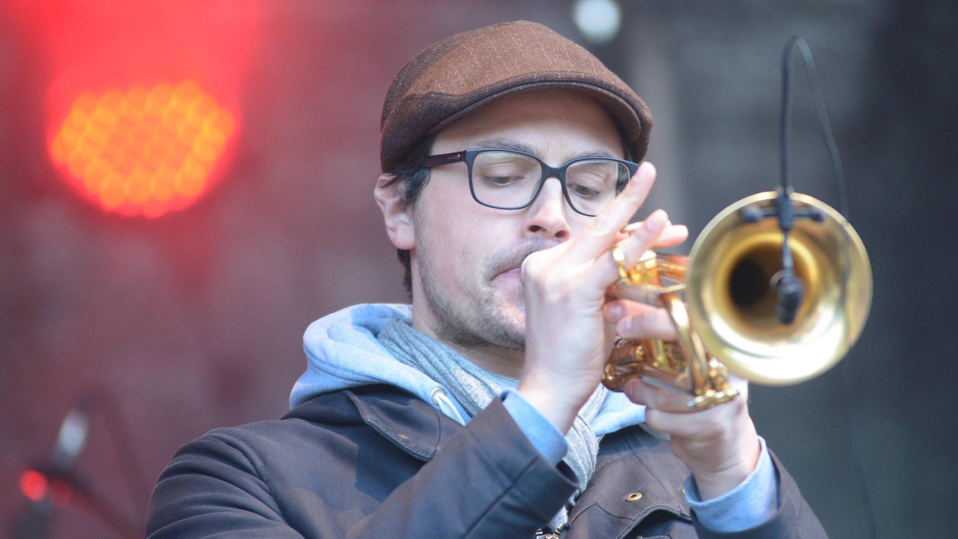 Ein Trompeter der Dresdner Banda Internationale bei einem Auftritt 2016 in Freital