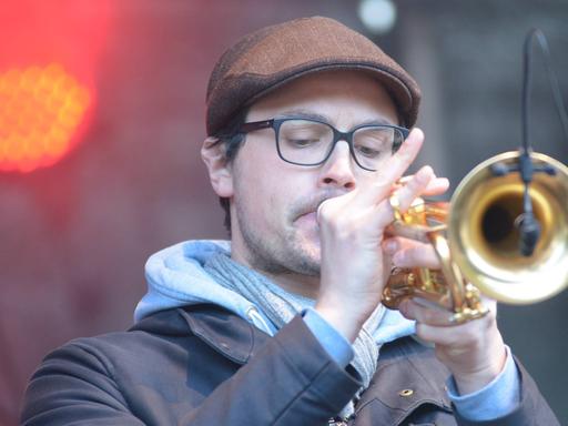 Ein Trompeter der Dresdner Banda Internationale bei einem Auftritt 2016 in Freital