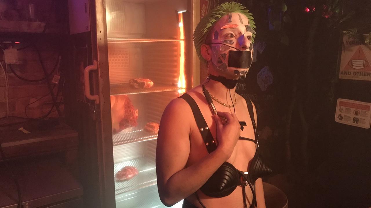 Eine Performance des "Overmorrow"-Programms des Künstler-Kollektivs Bad Bruises im Berliner Club Wilde Renate. Die Darstellerin führt ihre Einlage vor, wo in der Renate sonst Gtränke ausgeschenkt werden. Sie sollte offenbar so eine Art Humanoid darstellen und sprach mit einer verzerrten, roboterartigen Stimme. Eine Performance des "Overmorrow"-Programms des Künstler-Kollektivs Bad Bruises im Berliner Club Wilde Renate. Die Darstellerin führt ihre Einlage vor, wo in der Renate sonst Gtränke ausgeschenkt werden. Sie sollte offenbar so eine Art Humanoid darstellen und sprach mit einer verzerrten, roboterartigen Stimme.