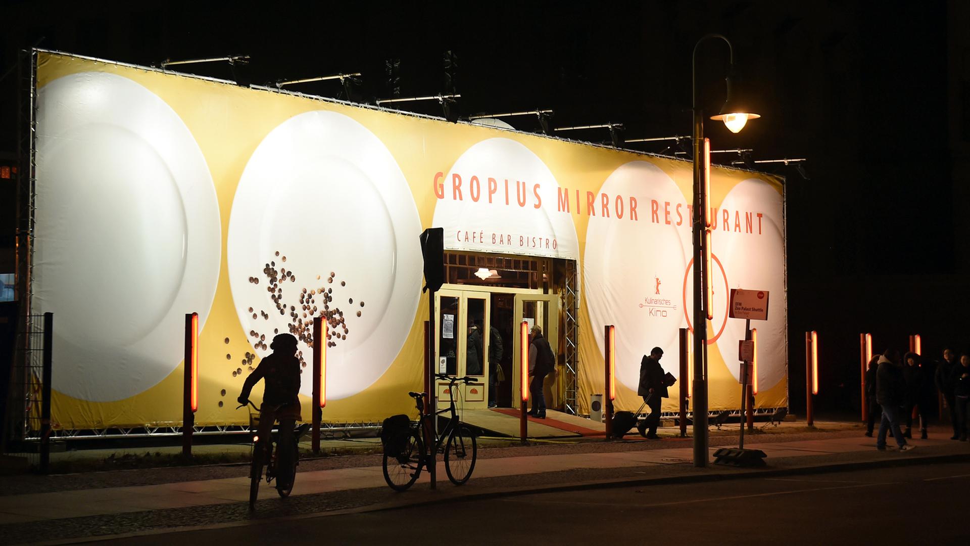 Das Spiegelzeltrestaurant "Gropius Mirror" 2015 in Berlin während der 65. Internationalen Filmfestspiele in dem das Kulinarische Kino veranstaltet wird. Das Spiegelzeltrestaurant "Gropius Mirror" 2015 in Berlin während der 65. Internationalen Filmfestspiele in dem das Kulinarische Kino veranstaltet wird.