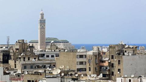 Stadtansicht von Casablanca/ Marokko. Im Hintergrund die Hassan II-Moschee