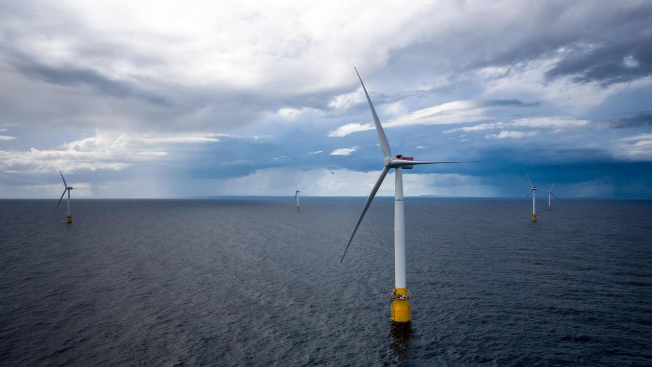 Östlich von Aberdeen im Nordatlantik ist der erste schwimmende Windpark der Welt in Betrieb gegangen Östlich von Aberdeen im Nordatlantik ist der erste schwimmende Windpark der Welt in Betrieb gegangen