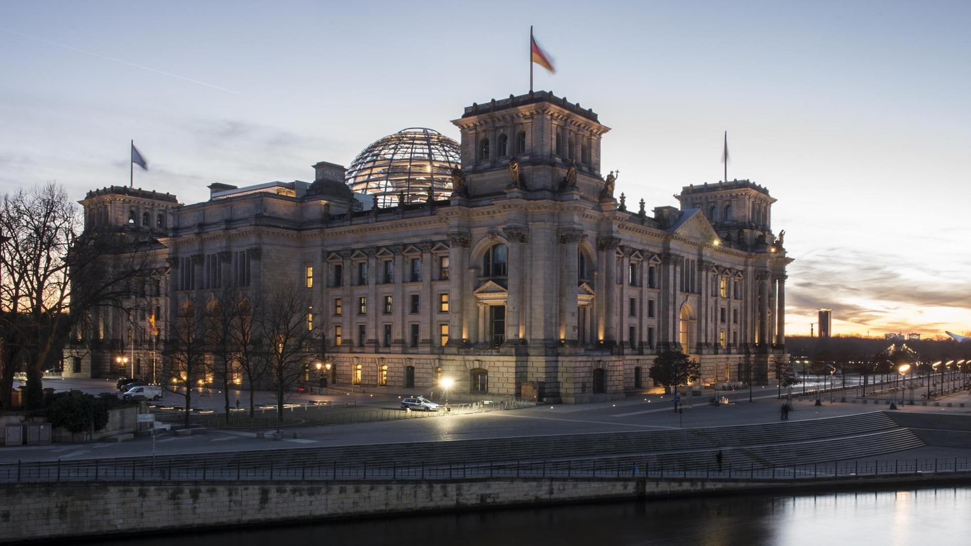 Blauer Himmel rahmt am 08.01.2018 in Berlin am frühen Abend den Reichstag ein. Blauer Himmel rahmt am 08.01.2018 in Berlin am frühen Abend den Reichstag ein.