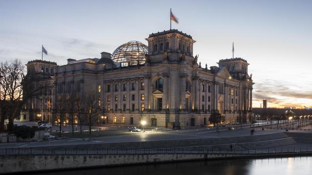 Blauer Himmel rahmt am 08.01.2018 in Berlin am frühen Abend den Reichstag ein.