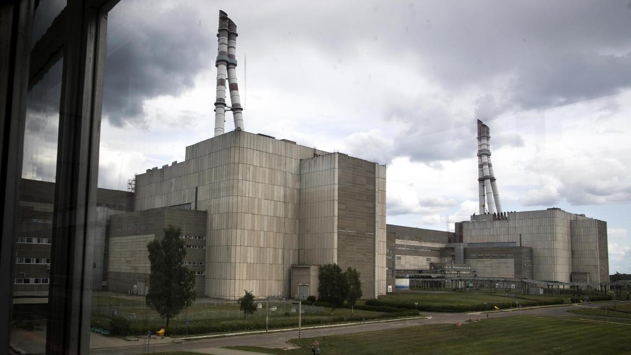 Außenansicht des Atomkraftwerks Visaginas mit seiner Betonfassade und zwei Reaktortürmen.