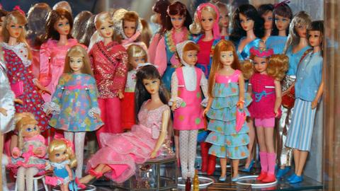 Blick auf einen Teil der Barbie-Puppen-Sammlung von Bettina Dorfmann in ihrem Haus in Düsseldorf, die mit ihren 2500 Barbies und Zubehör nicht nur eine der größten Privatsammlungen weltweit besitzt, sondern auch die einzige "Fachärztin für Barbie-Chirurgie" ist.