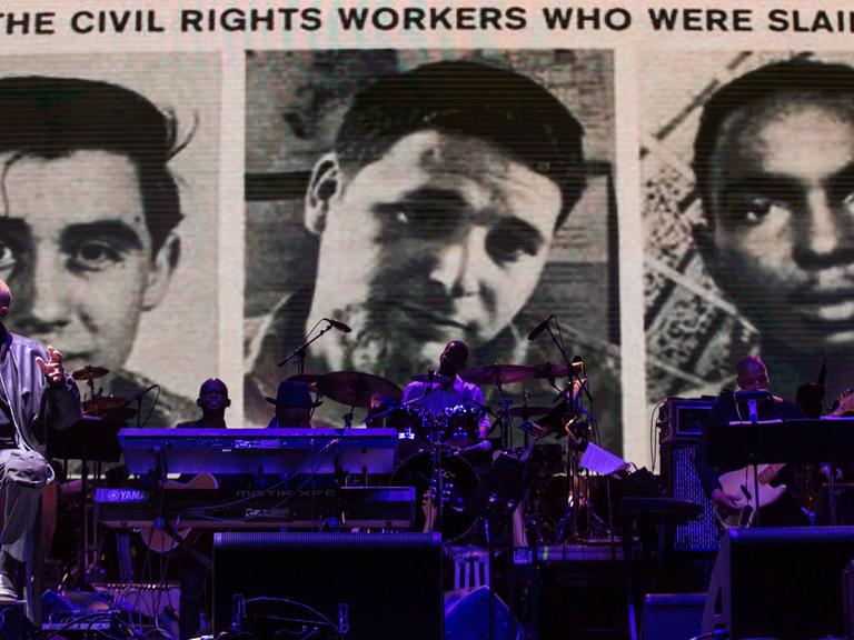Der Musiker Harry Belafonte erinnert auf der Bühne an die 1964 in Missisippi ermordeten Bürgerrechtler Andrew Goodman, Michael Schwerner und James Chaney.