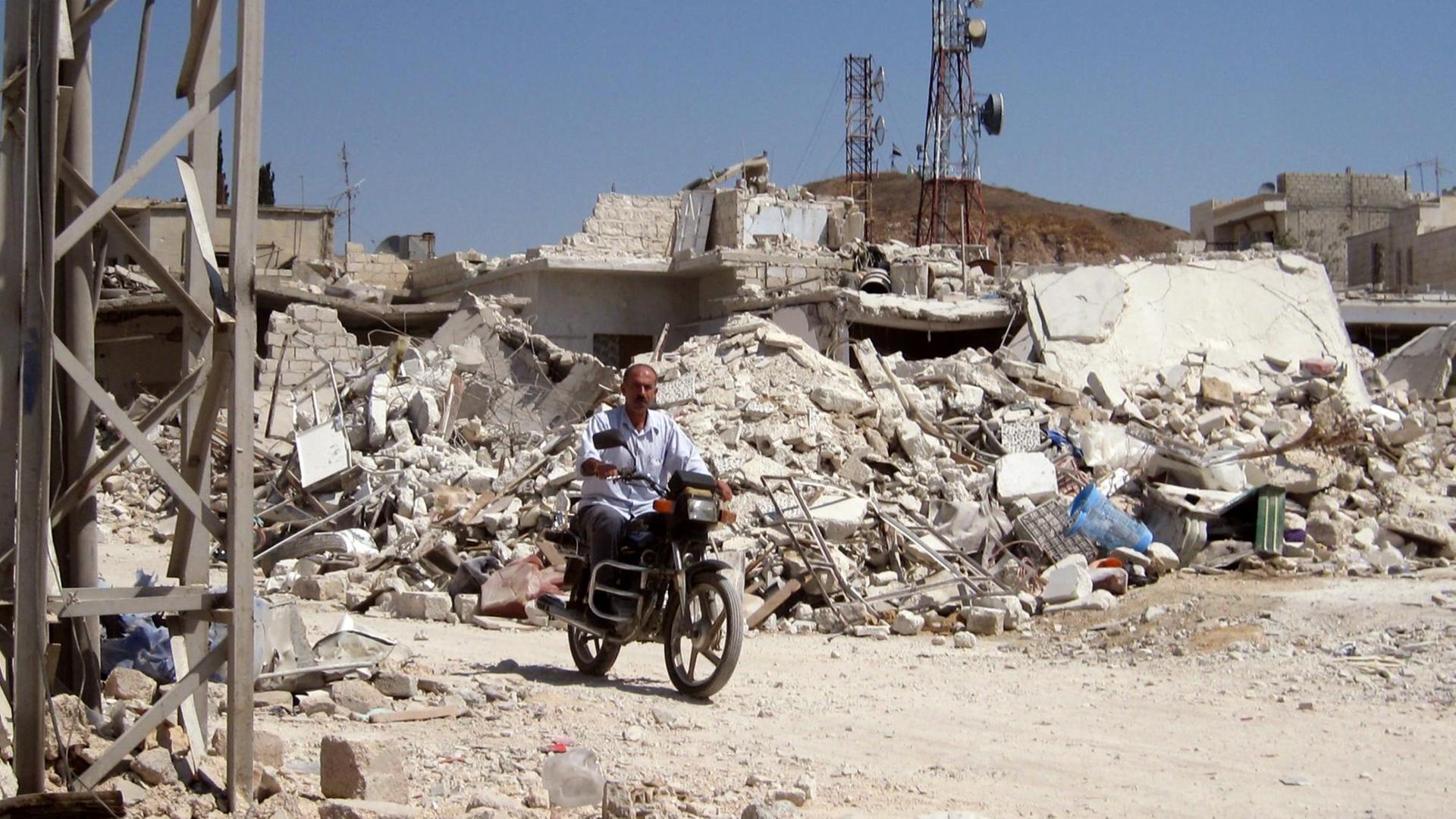 Schwere Zerstörungen in der syrischen Stadt Asas (August 2012). Schwere Zerstörungen in der syrischen Stadt Asas (August 2012).