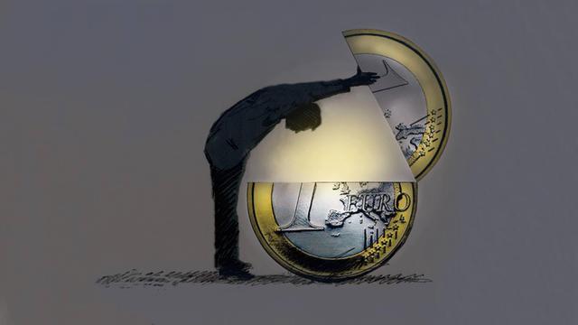 Ein Mann guckt in eine aufgeklappte Euromünze. (Zeichnung)