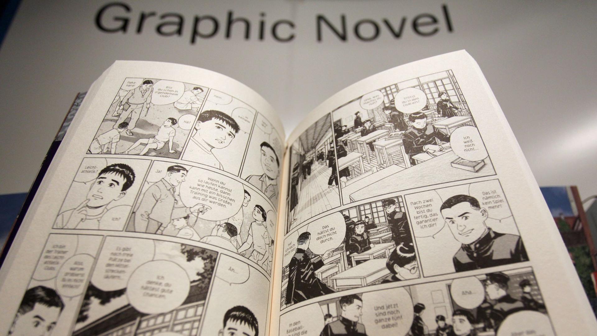 Eine schwarz weiß illustriertes Heft mit in der Mitte aufgeklappten Seiten, darüber der Schriftzug "Graphic Novel".