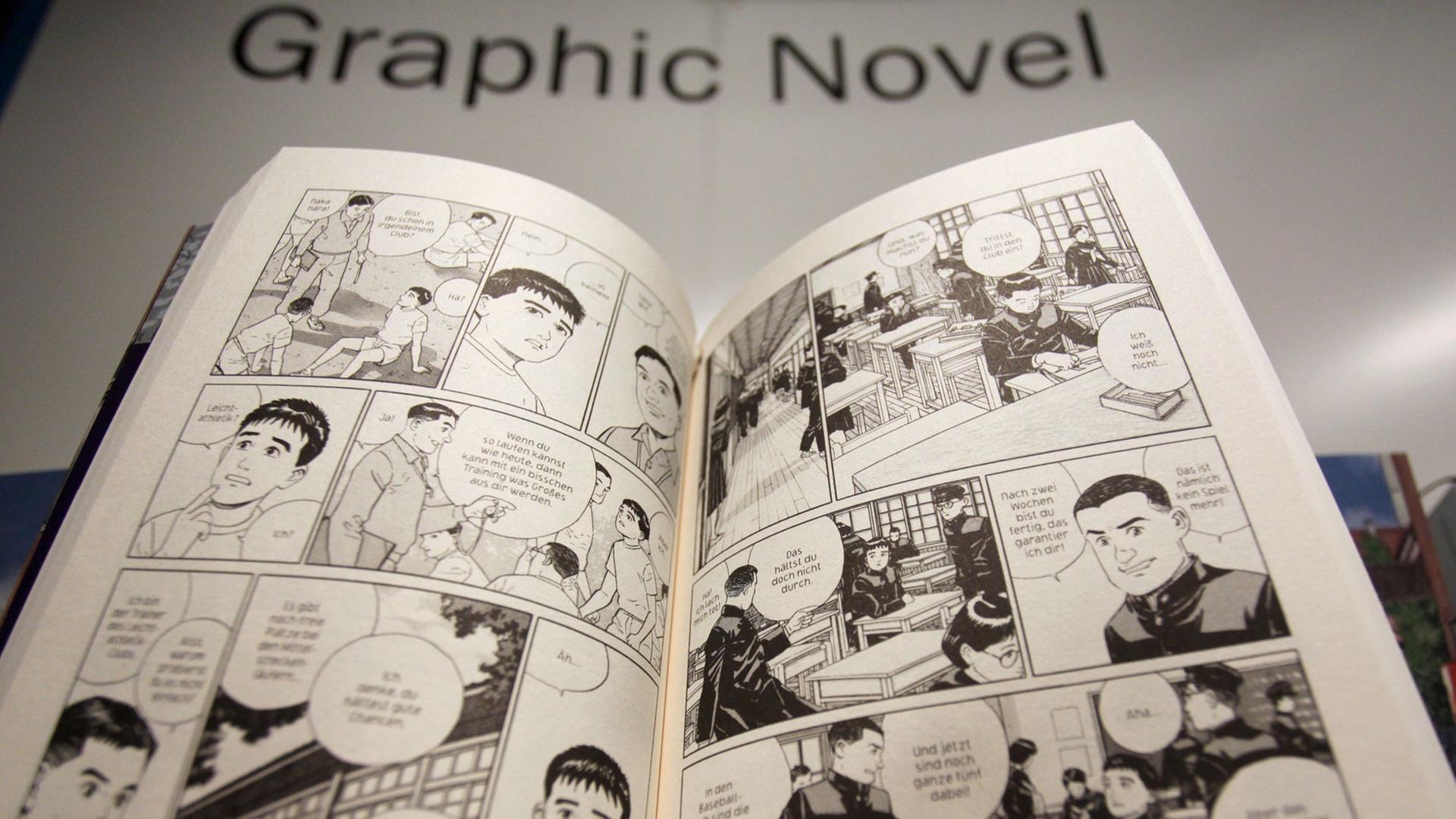 Eine schwarz weiß illustriertes Heft mit in der Mitte aufgeklappten Seiten, darüber der Schriftzug "Graphic Novel". Eine schwarz weiß illustriertes Heft mit in der Mitte aufgeklappten Seiten, darüber der Schriftzug "Graphic Novel".