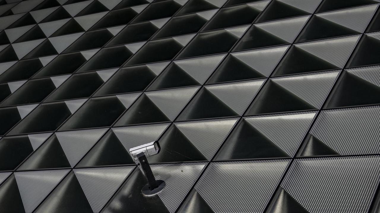 Eine Überwachsungskamera ist auf einer Fassade des Haus der Zukünfte, des Futurium, zu sehen. Eine Überwachsungskamera ist auf einer Fassade des Haus der Zukünfte, des Futurium, zu sehen.