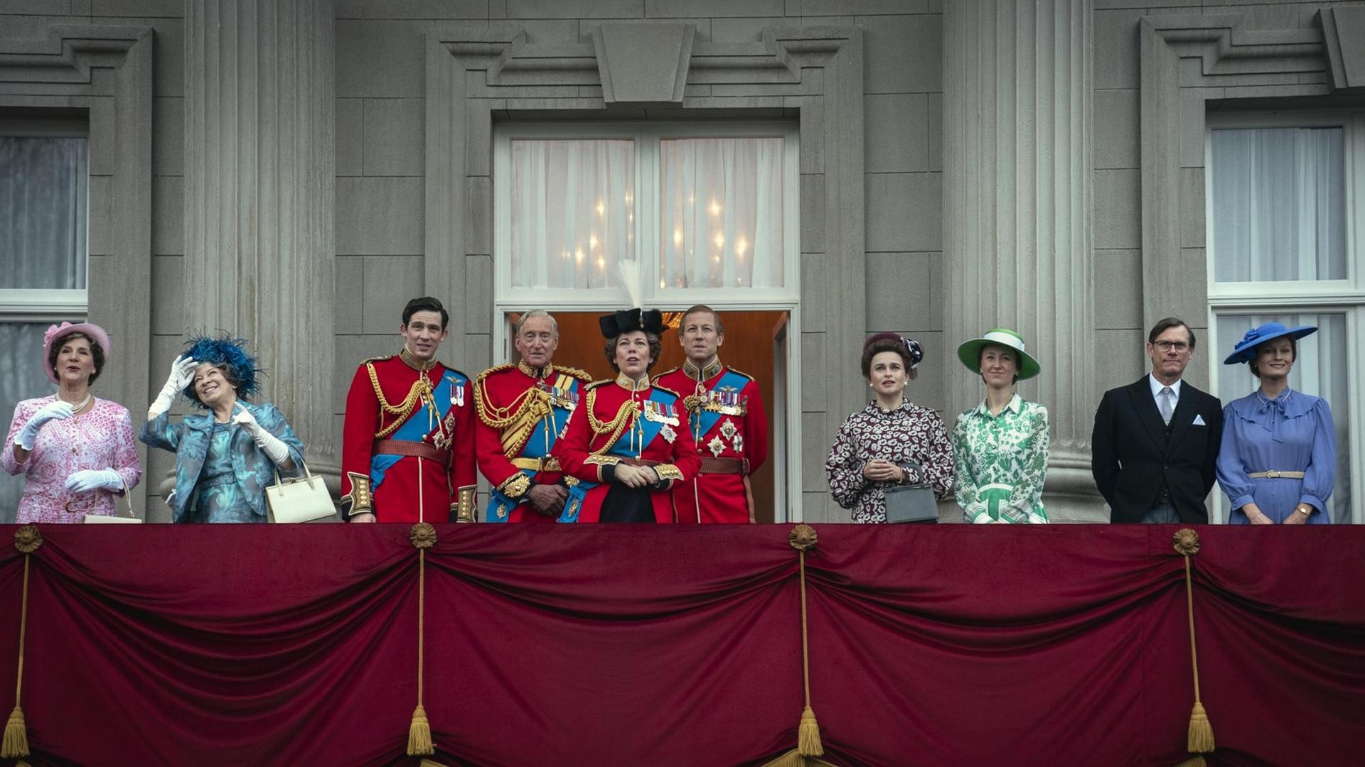 Die Darsteller der Fernseh-Serie "The Crown" stehen auf dem Balkon. Die Darsteller der Fernseh-Serie "The Crown" stehen auf dem Balkon.