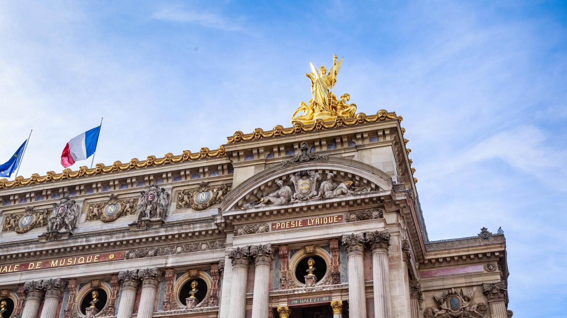Die Fassade der Oper Paris vor blauem Himmel Die Fassade der Oper Paris vor blauem Himmel