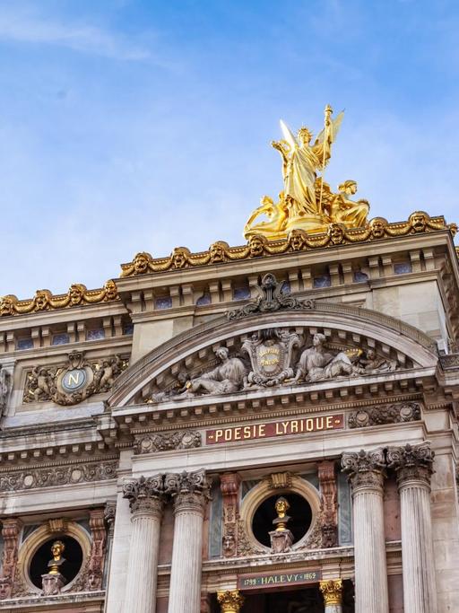 Die Fassade der Oper Paris vor blauem Himmel