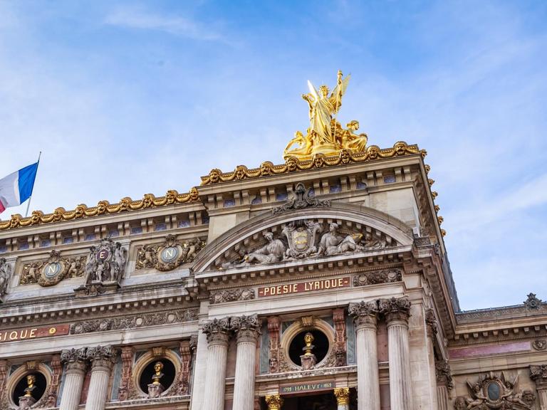 Die Fassade der Oper Paris vor blauem Himmel