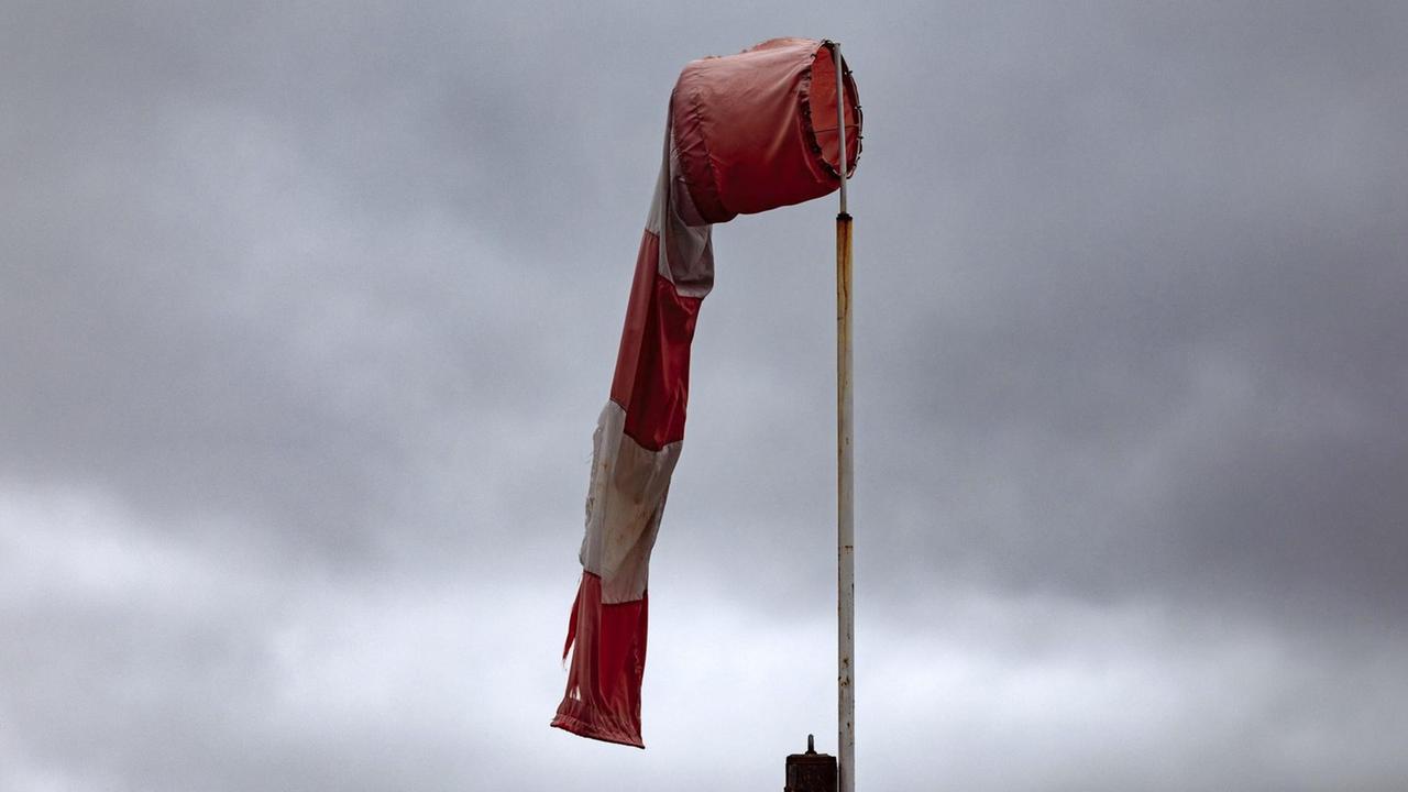 Ein rot-weißer Windsack bei Flaute Ein rot-weißer Windsack bei Flaute
