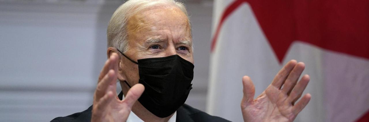 US-Präsident Biden steht hinter einem Rednerpult. US-Präsident Biden steht hinter einem Rednerpult.