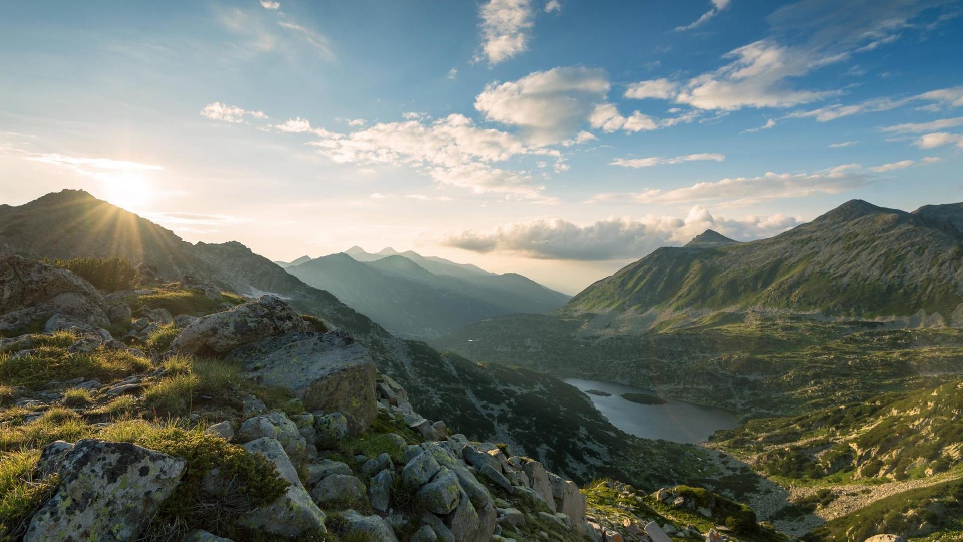 Berge und Täler des Balkan im Sonnenuntergangslicht. Berge und Täler des Balkan im Sonnenuntergangslicht.