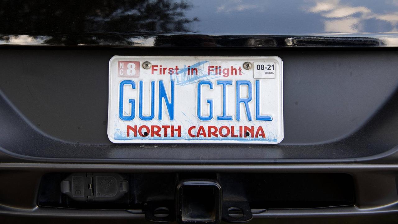 Nummernschild aus dem Staat North Carolina mit der Aufschrift „Gun Girl“ Nummernschild aus dem Staat North Carolina mit der Aufschrift „Gun Girl“