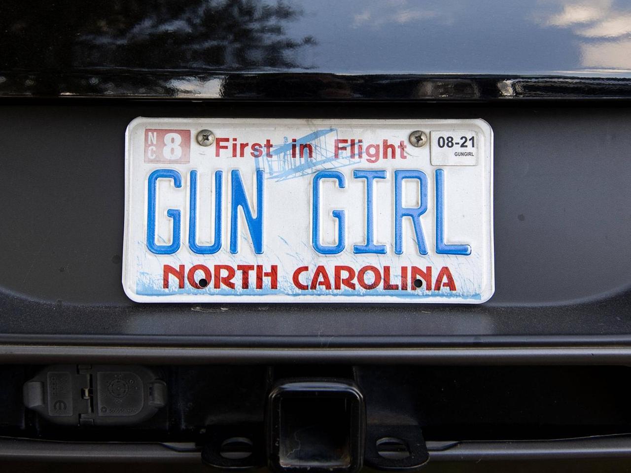 Nummernschild aus dem Staat North Carolina mit der Aufschrift „Gun Girl“