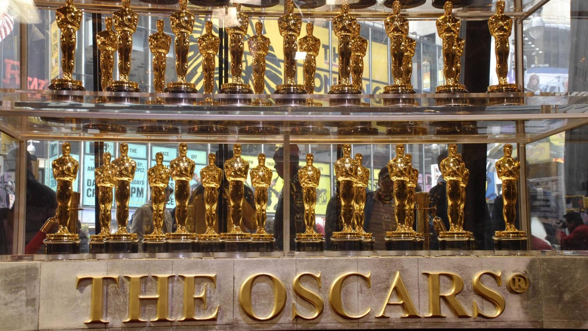 Das Foto zeigt viele goldene Oscar-Figuren. Das Foto zeigt viele goldene Oscar-Figuren.