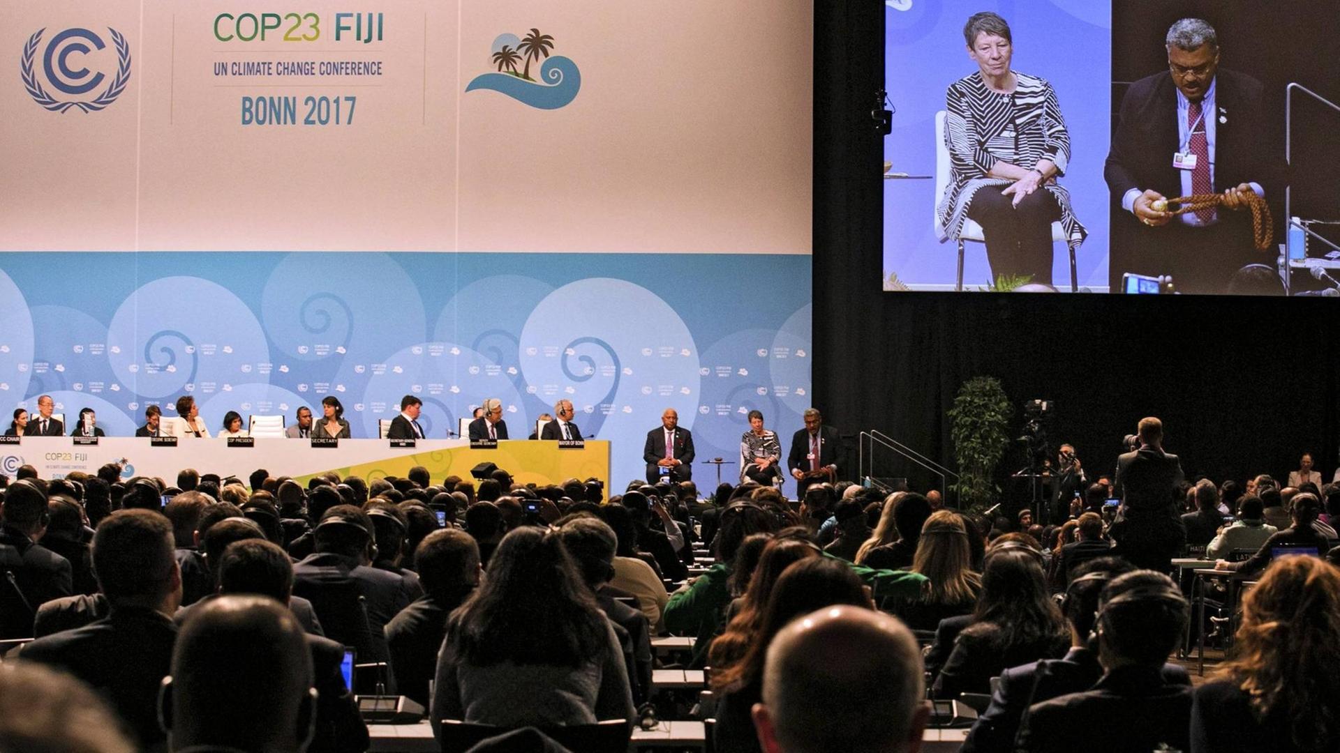 Eröffnung der Weltklimakonferenz 2017, Blick aus dem Publikum auf die Bühne. Eröffnung der Weltklimakonferenz 2017, Blick aus dem Publikum auf die Bühne.
