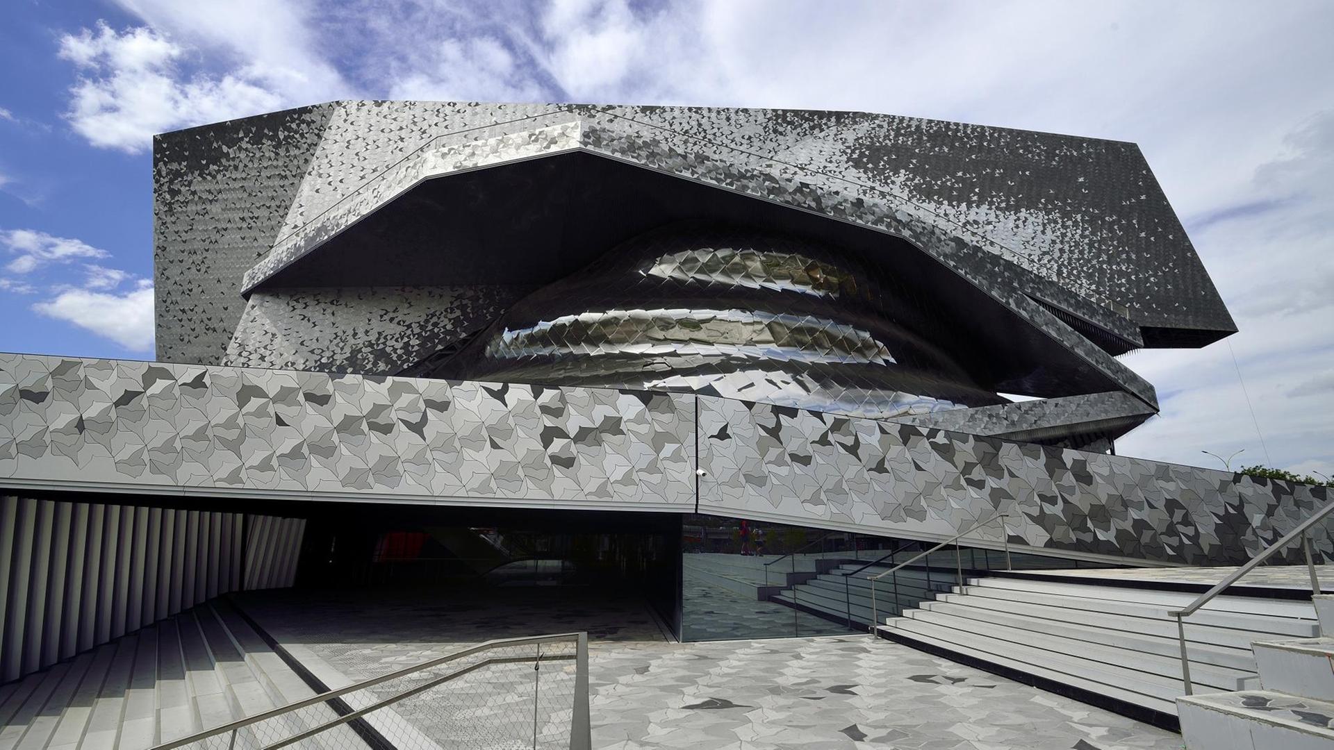 Im Jahr 2015 wurde die neue Pariser Philharmonie im Nordosten der Stadt eröffnet. Im Jahr 2015 wurde die neue Pariser Philharmonie im Nordosten der Stadt eröffnet.