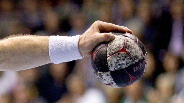 Ein Handball in der Hand eines Spielers.