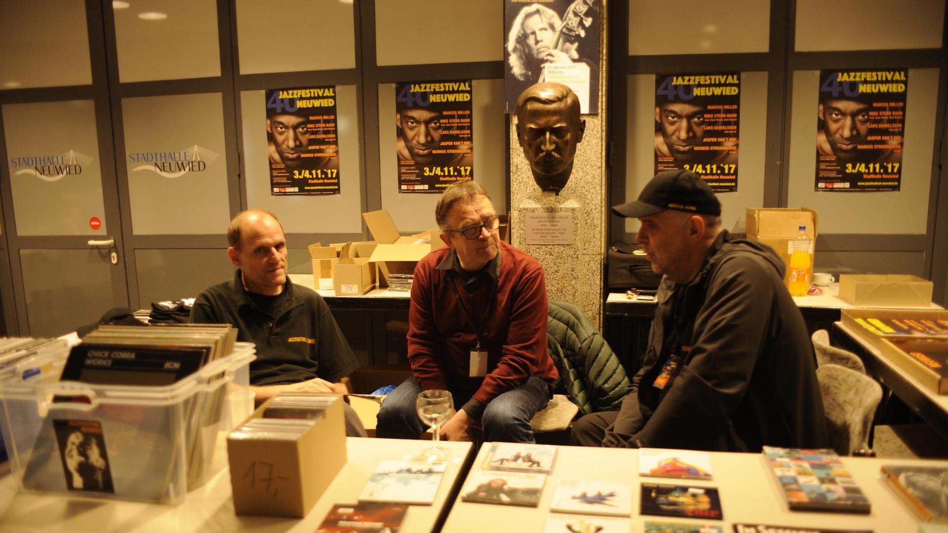 Markus Kelle, Hermann-Josef Braum und Werner Oberender von Jazz in Neuwied e.V. im Gespräch am Verkaufsstand des Jazzfestivals Neuwied Markus Kelle, Hermann-Josef Braum und Werner Oberender von Jazz in Neuwied e.V. im Gespräch am Verkaufsstand des Jazzfestivals Neuwied