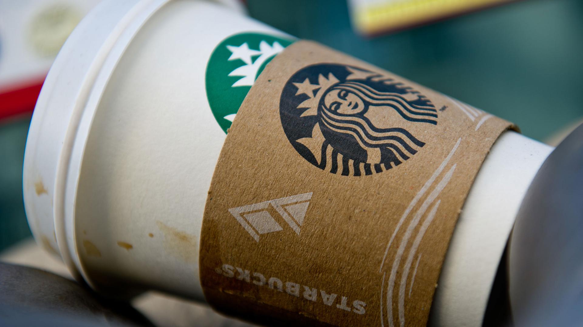 Ein leerer Starbucks-Kaffeebecher Ein leerer Starbucks-Kaffeebecher