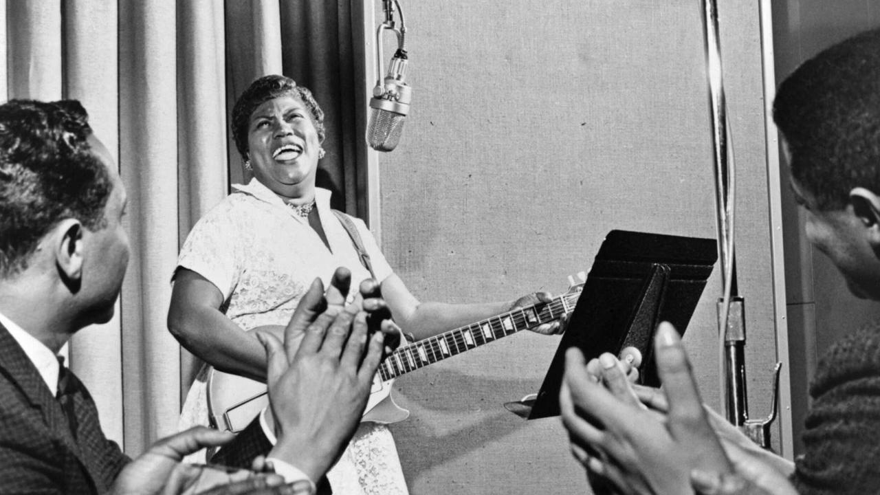 Rosetta Tharpe, Godmother of Rock 'n' Roll, 1961 beim Auftritt im MGM-Studio. Ihre Gospelaufnahmen waren eine einzigartige Mischung aus spirituellen Texten und rhythmischer Rockbegleitung. Rosetta Tharpe, Godmother of Rock 'n' Roll, 1961 beim Auftritt im MGM-Studio. Ihre Gospelaufnahmen waren eine einzigartige Mischung aus spirituellen Texten und rhythmischer Rockbegleitung.