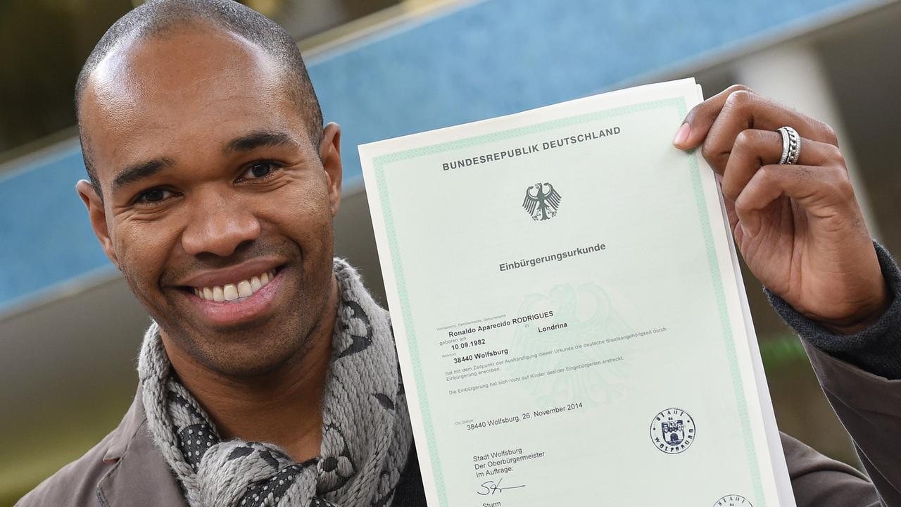 Naldo mit seiner Einbürgerungsurkunde. Naldo mit seiner Einbürgerungsurkunde.