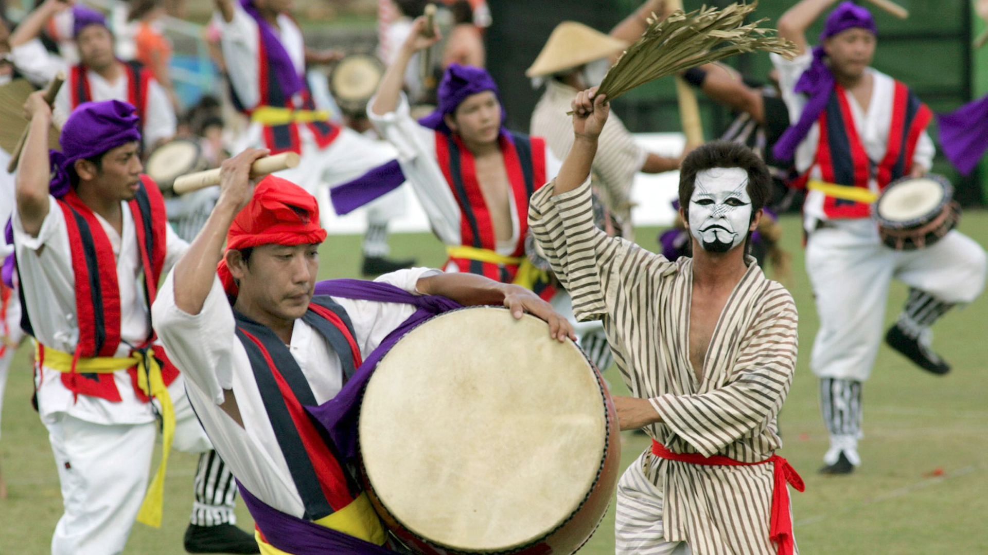 Tänzer von der Insel Okinawa performen während des 51. Eisa Festival im August 2006