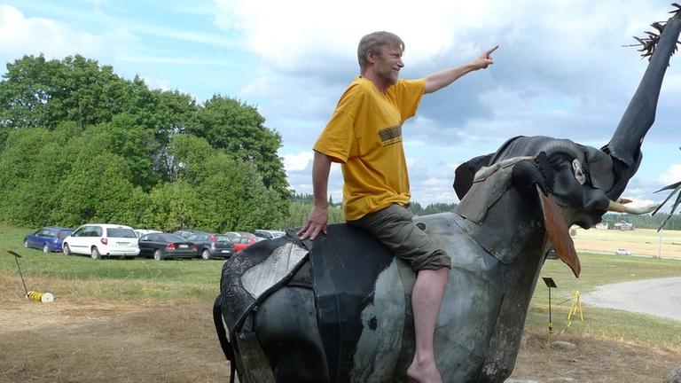Der finnische Videodokumentarist Erkki Pirtola auf einem Elefant Der finnische Videodokumentarist Erkki Pirtola auf einem Elefant