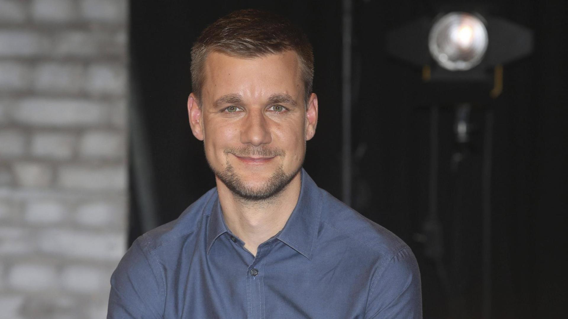 Tobias Schlegl lächelt in die Kamera Tobias Schlegl lächelt in die Kamera
