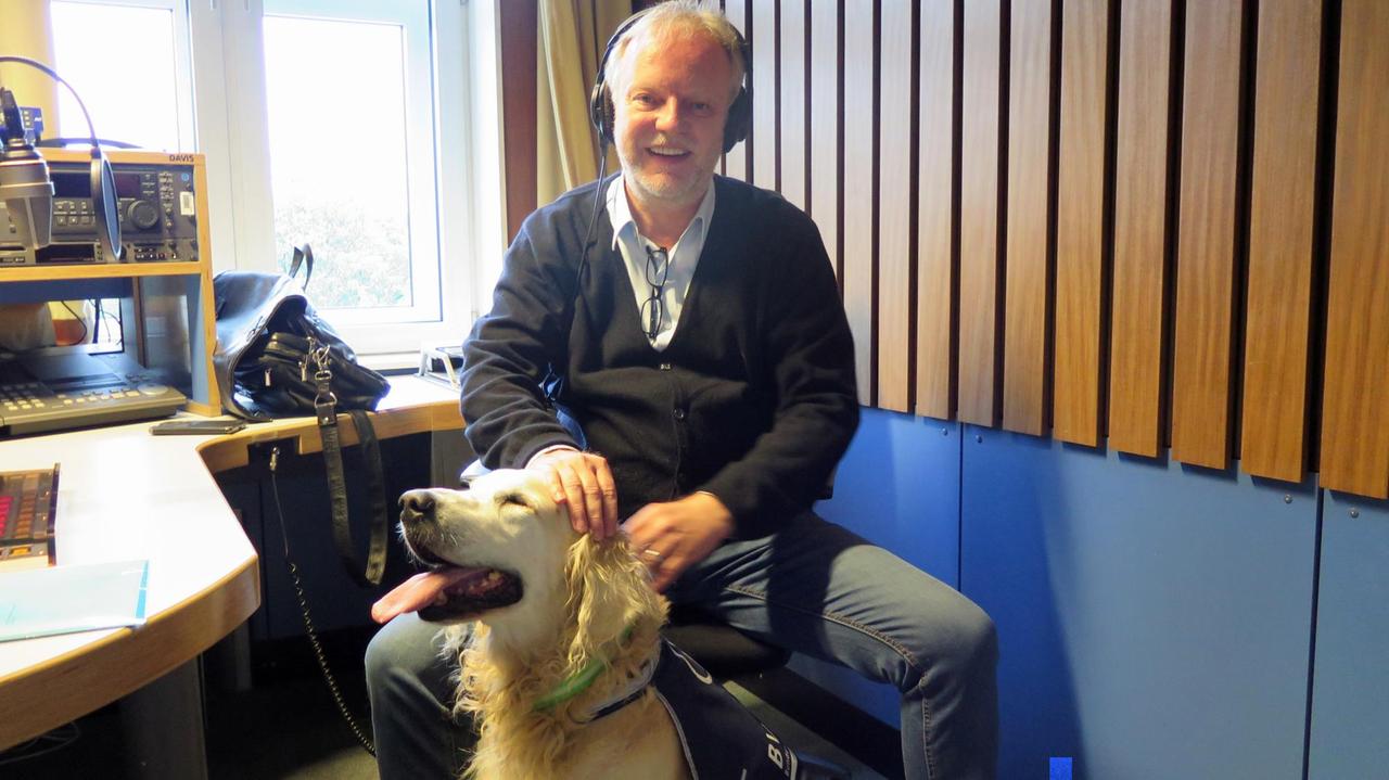 Mann mit Hund im Studio in Berlin. Mann mit Hund im Studio in Berlin.