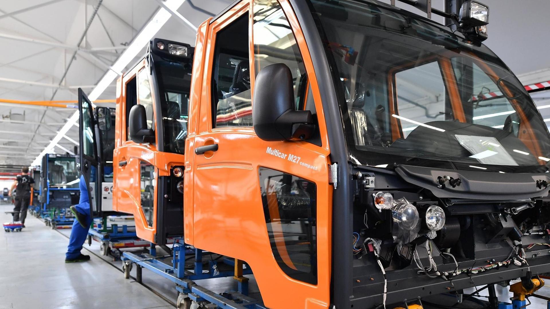 Fahrerkabinen von "Multicar"-Fahrzeugen stehen im Werk Waltershausen der Hako GmbH in einer Produktionshalle.