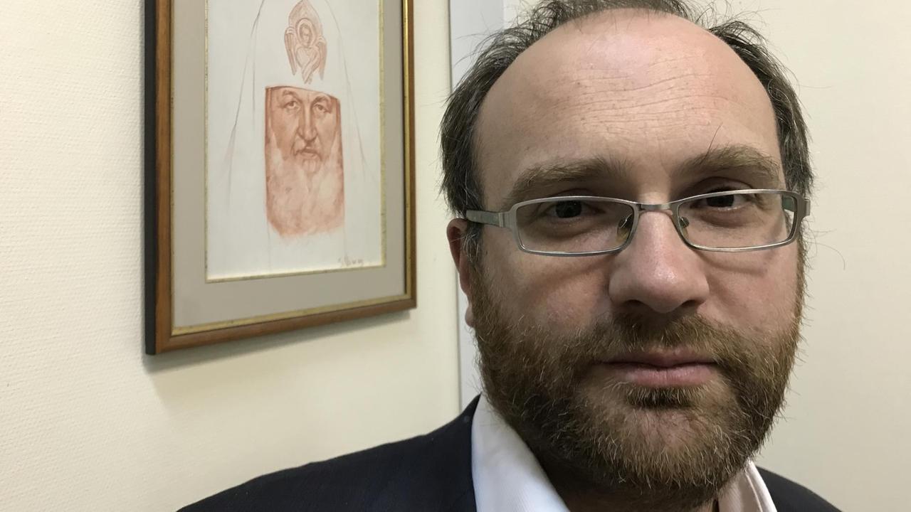Kirchensprecher Wachtang Kipschidse in seinem Büro mit Porträt des Patriarchen Kirchensprecher Wachtang Kipschidse in seinem Büro mit Porträt des Patriarchen